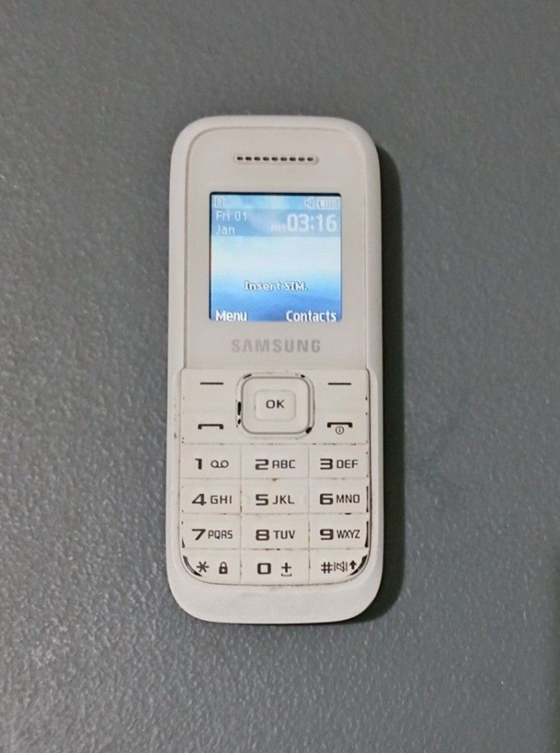 Vintage Samsung E1200 Push-Button Phone (White) – Powers On / Basic Tested (Category: Early Generation Mobile Phones) located in Bulacan. Submitted by honhonliz (Listing ID 1467383730, Image 2). Description: • Brand: Samsung • Model: Keystone 2 (GT-E1200) • Condition: Well Used (or Lightwear, depending on hairline scratches not visible in photos) • Functionality: • Powers on normally. • Screen displays clearly. • Basic sound test is OK (tones wor