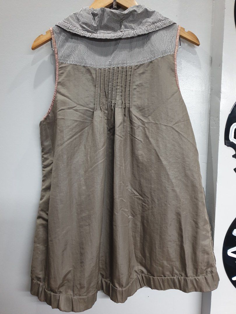 Vintage style sleeveless unique top gingham-patterned oversized collar and front pocket. (Category: Others Tops) located in Calamba. Submitted by mimabuy (Listing ID 1467391463, Image 3). Description: I really like this top so the price is fixed im taking this if no one buys hehe Size: medium.