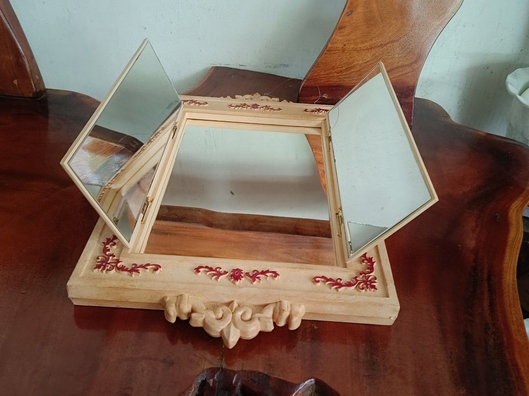 Vintage Venice-Themed Wall Mirror/Cabinet (Category: Vintage Collectibles) located in Imus. Submitted by ABrielleC (Listing ID 1467481565, Image 2). Description: Video Link https://youtube.com/shorts/FjJjINPdKXA?si=mt4U4Fh8XmZaknK2 Plastic Material Made in Japan Height-15in Length-9.75in Weight-1kg Japan Surplus Item First to pay Loc Imus Cavite.