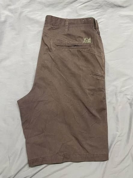 VINTAGE VOLCOM LONG SHORT (Category: Shorts) located in Caloocan City. Submitted by vntgxlocalsph (Listing ID 1467484858, Image 1). Description: ISSUE : YELLOW STAIN / MIN FADING DIMES : 36x23x13.