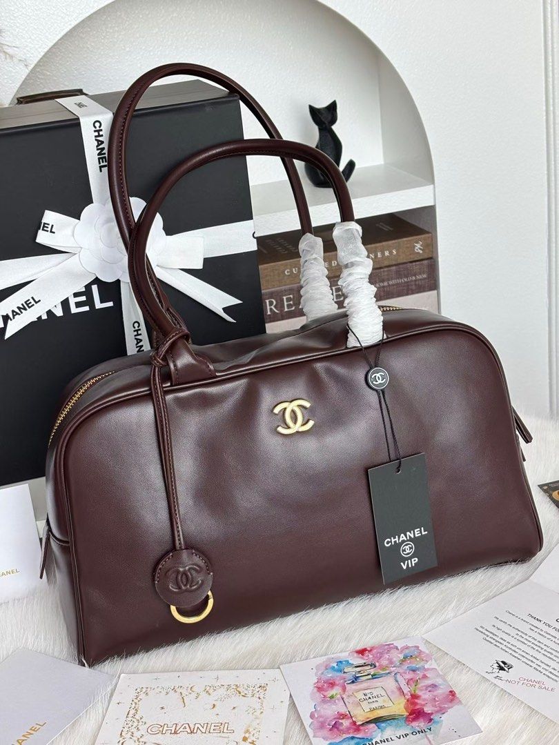 Vip gwp ladies brown leather shoulder bag (Category: Shoulder Bags) located in General Trias. Submitted by godgraceisreal_ph (Listing ID 1467558994, Image 2). Description: #vipgift #chanelvip #chanelvipgift #chanelbrown #chanelshoulderbag AVAILABLE for PRE-ORDER, will arrive in 5-7 days via express shipping, imported from japan limited stocks only😍🥰❤️🙏 VIP GIft Leather Ladies shoulder bag - gift with purchase from beaute/parfum #CHANELMakeup #