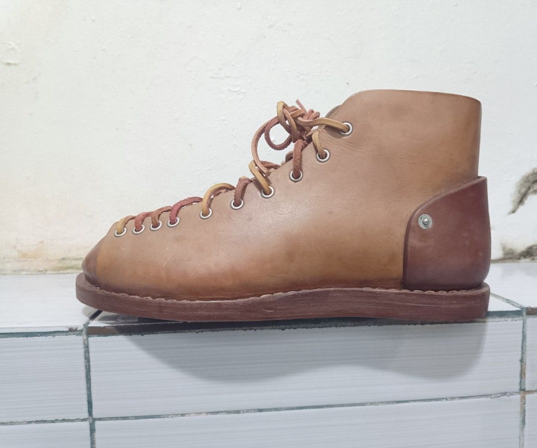 Visvim areni folk monkey boots (Category: Boots) located in Muntinlupa City. Submitted by kamiseta01 (Listing ID 1467410633, Image 2). Description: authentic visvim areni folk monkey boots size 9 true to size snug fitting excellent condition horse hide leather.