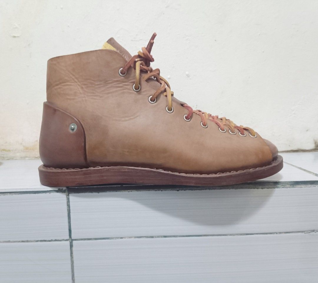 Visvim areni folk monkey boots (Category: Boots) located in Muntinlupa City. Submitted by kamiseta01 (Listing ID 1467410633, Image 3). Description: authentic visvim areni folk monkey boots size 9 true to size snug fitting excellent condition horse hide leather.