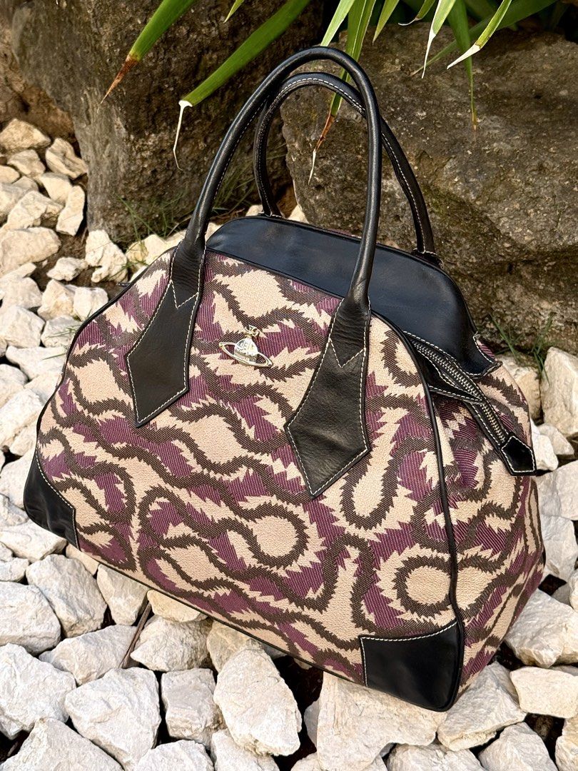 Vivienne Westwood Patterned Squiggle Yasmine Bag (Category: Luxury Bags & Wallets) located in San Fernando. Submitted by viviennegyal (Listing ID 1467446391, Image 1). Description: We can’t believe we finally sourced the iconic Vivienne Westwood Squiggle Yasmine from Malcolm McLaren’s historic debut runway collection, “Pirates,” in Autumn/Winter 1981–1982. 🐙 Constructed in a heavy woven/jacquard canvas weave, accented with smooth leather trim, p