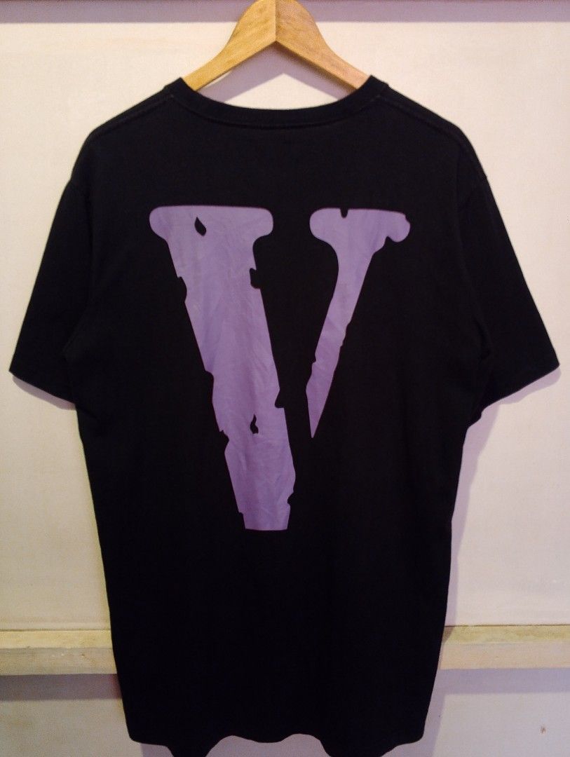 VLONE T-SHIRT (Category: Tshirts & Polo Shirts ) located in Orani. Submitted by thedailyarchives (Listing ID 1467404770, Image 3). Description: SOBRANG GANDA NETO SA PERSONAL MAKAPAL TELA / GANDA NG PRINT WALANG BASAG BUONG BUO PA SOLID PANG PORMA!💯 HEAVYCOTTON / AUTHENTIC💯 SIZE:L-XL ‎DIMES:W-22 L-31 ‎COLOR RATE:9.9/10 ‎CONDITION:EXCELLENT TO NEW ‎NECKLINE:10/10 ‎COMPLETE TAGS NO ISSUE.