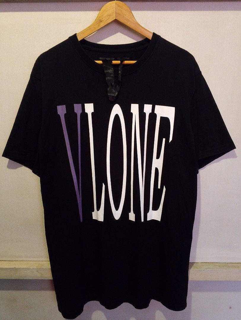 VLONE T-SHIRT (Category: Tshirts & Polo Shirts ) located in Orani. Submitted by thedailyarchives (Listing ID 1467404770, Image 1). Description: SOBRANG GANDA NETO SA PERSONAL MAKAPAL TELA / GANDA NG PRINT WALANG BASAG BUONG BUO PA SOLID PANG PORMA!💯 HEAVYCOTTON / AUTHENTIC💯 SIZE:L-XL ‎DIMES:W-22 L-31 ‎COLOR RATE:9.9/10 ‎CONDITION:EXCELLENT TO NEW ‎NECKLINE:10/10 ‎COMPLETE TAGS NO ISSUE.