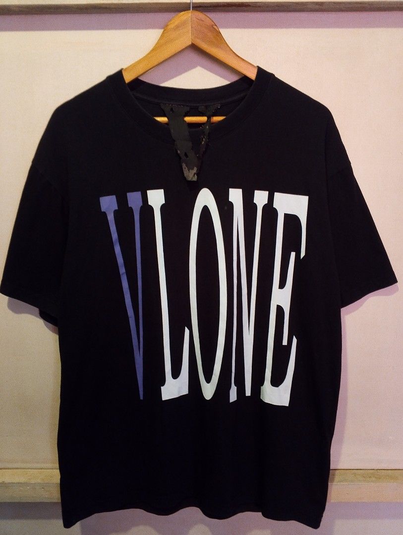 VLONE USA T-SHIRT (Category: Tshirts & Polo Shirts ) located in Orani. Submitted by thedailyarchives (Listing ID 1467402425, Image 1). Description: SOBRANG GANDA NETO SA PERSONAL MAKAPAL TELA / GANDA NG PRINT BUONG BUO PA SOLID PANG-PORMA!💯 HEAVYCOTTON/ AUTHENTIC💯 SIZE:L-XL ‎DIMES:W-22 L-28 ‎COLOR RATE:9.9/10 ‎CONDITION:EXCELLENT TO NEW ‎NECKLINE:10/10 ‎COMPLETE TAGS ISSUE NYA NECK TAG BUO PA NAMAN NAPUTOL LNG PERO DI NMN NAKAKAAPEKTO OVERALL S