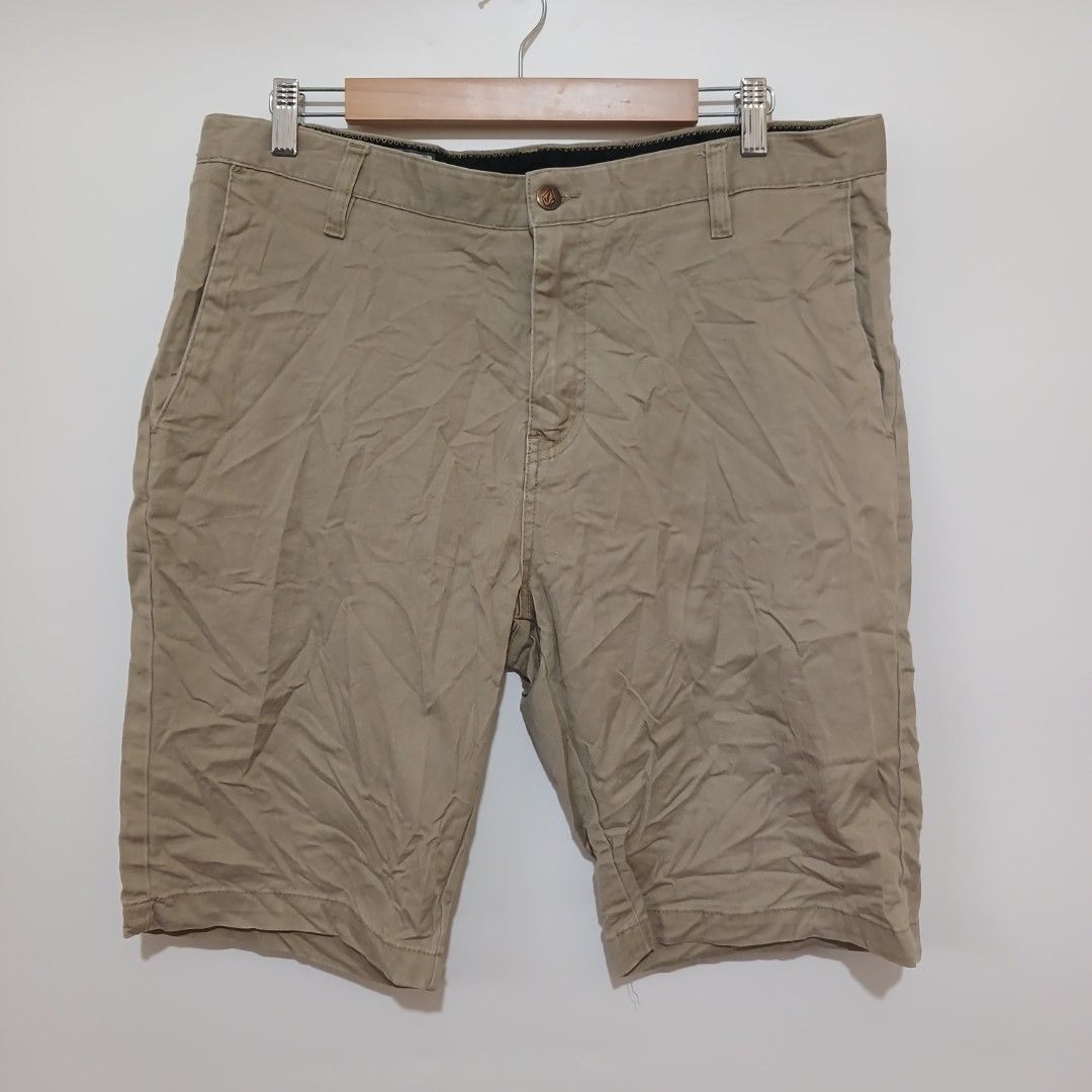 VOLCOM SHORT (Category: Shorts) located in Ozamiz City. Submitted by 2nd.sight (Listing ID 1467442351, Image 1). Description: *needs wash b4 wearing (fresh from bale) size: 34 w: 35 l: 21.5 hem: 10 excellent.