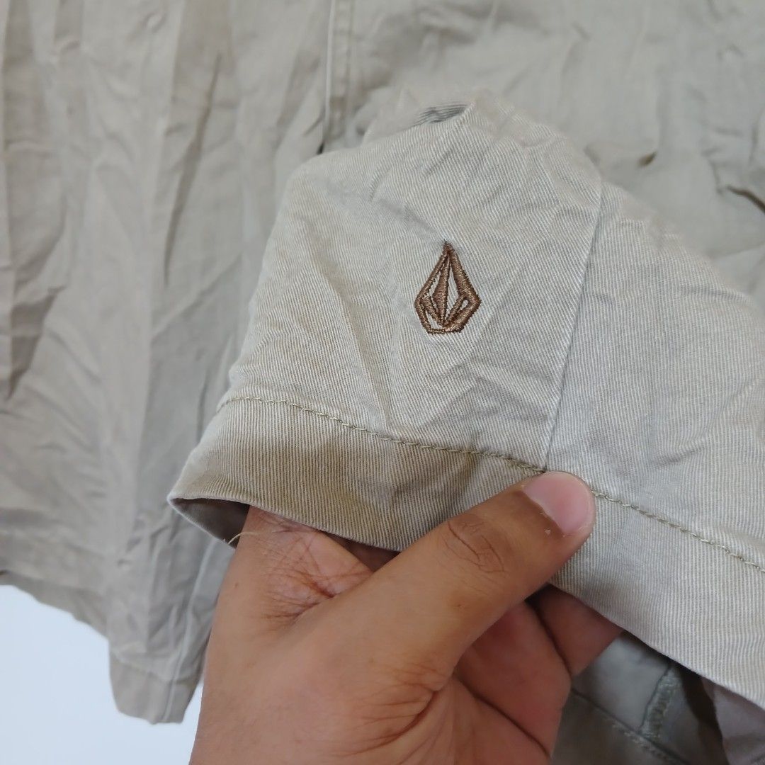 VOLCOM SHORT (Category: Shorts) located in Ozamiz City. Submitted by 2nd.sight (Listing ID 1467442351, Image 3). Description: *needs wash b4 wearing (fresh from bale) size: 34 w: 35 l: 21.5 hem: 10 excellent.