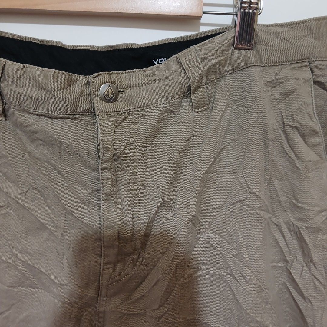 VOLCOM SHORT 34 (Category: Shorts) located in Ozamiz City. Submitted by 2nd.sight (Listing ID 1467442704, Image 2). Description: *needs wash b4 wearing (fresh from bale) size: 34 w: 35 l: 21.5 hem: 10 excellent.
