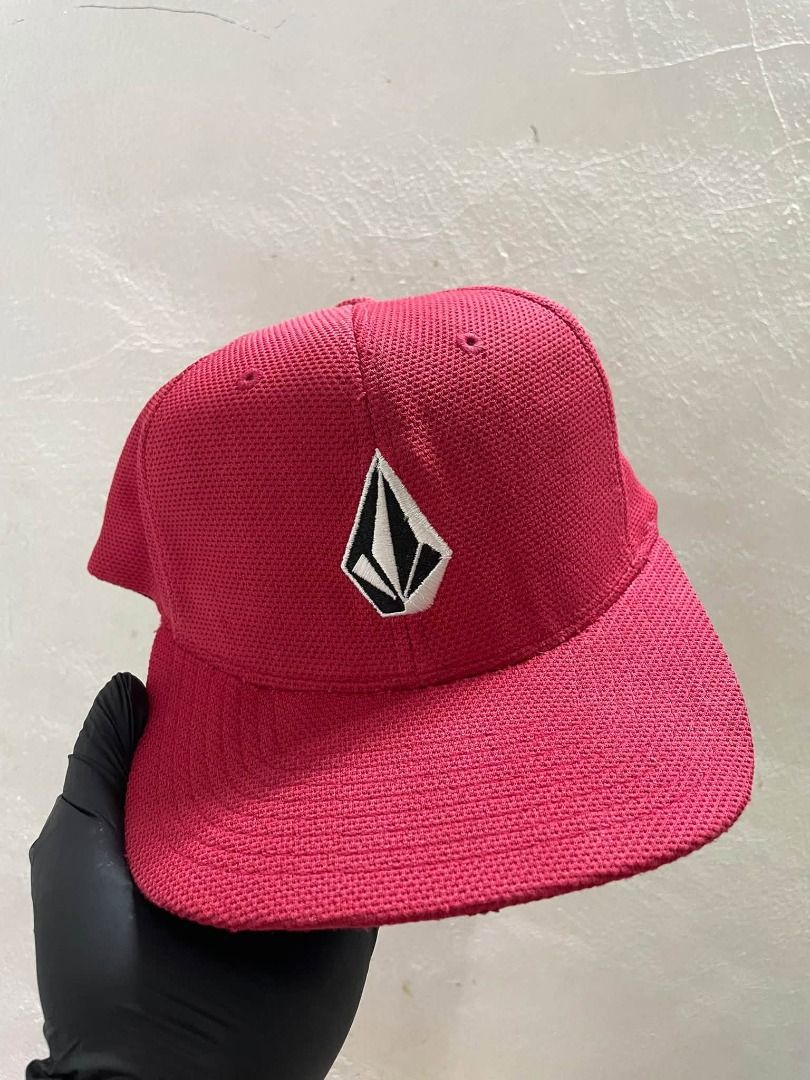 VOLCOM SIZE MEDIUM (Category: Caps & Hats) located in Caloocan City. Submitted by j3ngsanity (Listing ID 1467467161, Image 2). Description: ISSUE : MIN DEFORM SA BRIM.