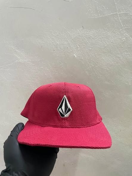 VOLCOM SIZE MEDIUM (Category: Caps & Hats) located in Caloocan City. Submitted by j3ngsanity (Listing ID 1467467161, Image 1). Description: ISSUE : MIN DEFORM SA BRIM.