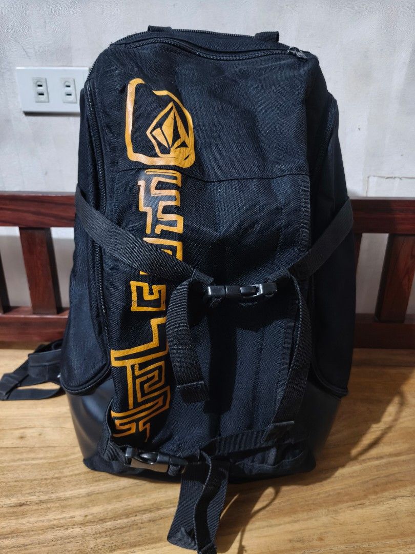 Volcom Skate/Surf Backpack - Skateboard Straps/Laptop Compartment (Category: Backpacks) located in Siniloan. Submitted by wingedwardrobe (Listing ID 1467504972, Image 1). Description: 📢 𝐒𝐇𝐎𝐏 𝐑𝐄𝐌𝐈𝐍𝐃𝐄𝐑𝐒 📢 - 𝐒𝐢𝐳𝐞𝐬 𝐚𝐫𝐞 𝐚𝐩𝐩𝐫𝐨𝐱𝐢𝐦𝐚𝐭𝐞. 𝐏𝐥𝐞𝐚𝐬𝐞 𝐦𝐚𝐧𝐚𝐠𝐞 𝐲𝐨𝐮𝐫 𝐞𝐱𝐩𝐞𝐜𝐭𝐚𝐭𝐢𝐨𝐧𝐬. - 𝐂𝐨𝐥𝐨𝐫𝐬 𝐦𝐚𝐲 𝐬𝐥𝐢𝐠𝐡𝐭𝐥𝐲 𝐯𝐚𝐫𝐲 𝐝𝐮𝐞 𝐭𝐨 𝐥𝐢𝐠𝐡𝐭𝐢𝐧𝐠 𝐚𝐧𝐝 𝐬𝐜𝐫𝐞𝐞𝐧 𝐬𝐞𝐭𝐭𝐢𝐧𝐠𝐬. - 𝐖𝐫𝐢𝐧𝐤