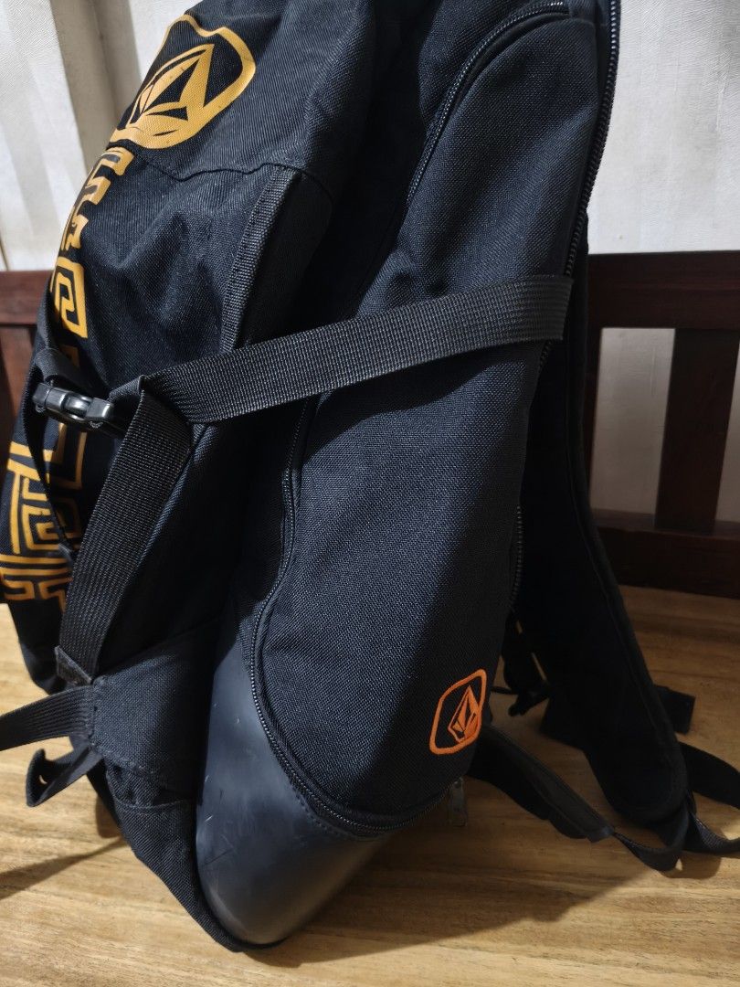 Volcom Skate/Surf Backpack - Skateboard Straps/Laptop Compartment (Category: Backpacks) located in Siniloan. Submitted by wingedwardrobe (Listing ID 1467504972, Image 2). Description: 📢 𝐒𝐇𝐎𝐏 𝐑𝐄𝐌𝐈𝐍𝐃𝐄𝐑𝐒 📢 - 𝐒𝐢𝐳𝐞𝐬 𝐚𝐫𝐞 𝐚𝐩𝐩𝐫𝐨𝐱𝐢𝐦𝐚𝐭𝐞. 𝐏𝐥𝐞𝐚𝐬𝐞 𝐦𝐚𝐧𝐚𝐠𝐞 𝐲𝐨𝐮𝐫 𝐞𝐱𝐩𝐞𝐜𝐭𝐚𝐭𝐢𝐨𝐧𝐬. - 𝐂𝐨𝐥𝐨𝐫𝐬 𝐦𝐚𝐲 𝐬𝐥𝐢𝐠𝐡𝐭𝐥𝐲 𝐯𝐚𝐫𝐲 𝐝𝐮𝐞 𝐭𝐨 𝐥𝐢𝐠𝐡𝐭𝐢𝐧𝐠 𝐚𝐧𝐝 𝐬𝐜𝐫𝐞𝐞𝐧 𝐬𝐞𝐭𝐭𝐢𝐧𝐠𝐬. - 𝐖𝐫𝐢𝐧𝐤