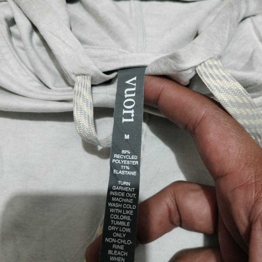 VOURI CROPPED HOODIE (Category: Activewear) located in Sariaya. Submitted by social_animalz (Listing ID 1467522911, Image 3). Description: 20 x 21.5 needs washing sa shoulder shipping fee is not included.