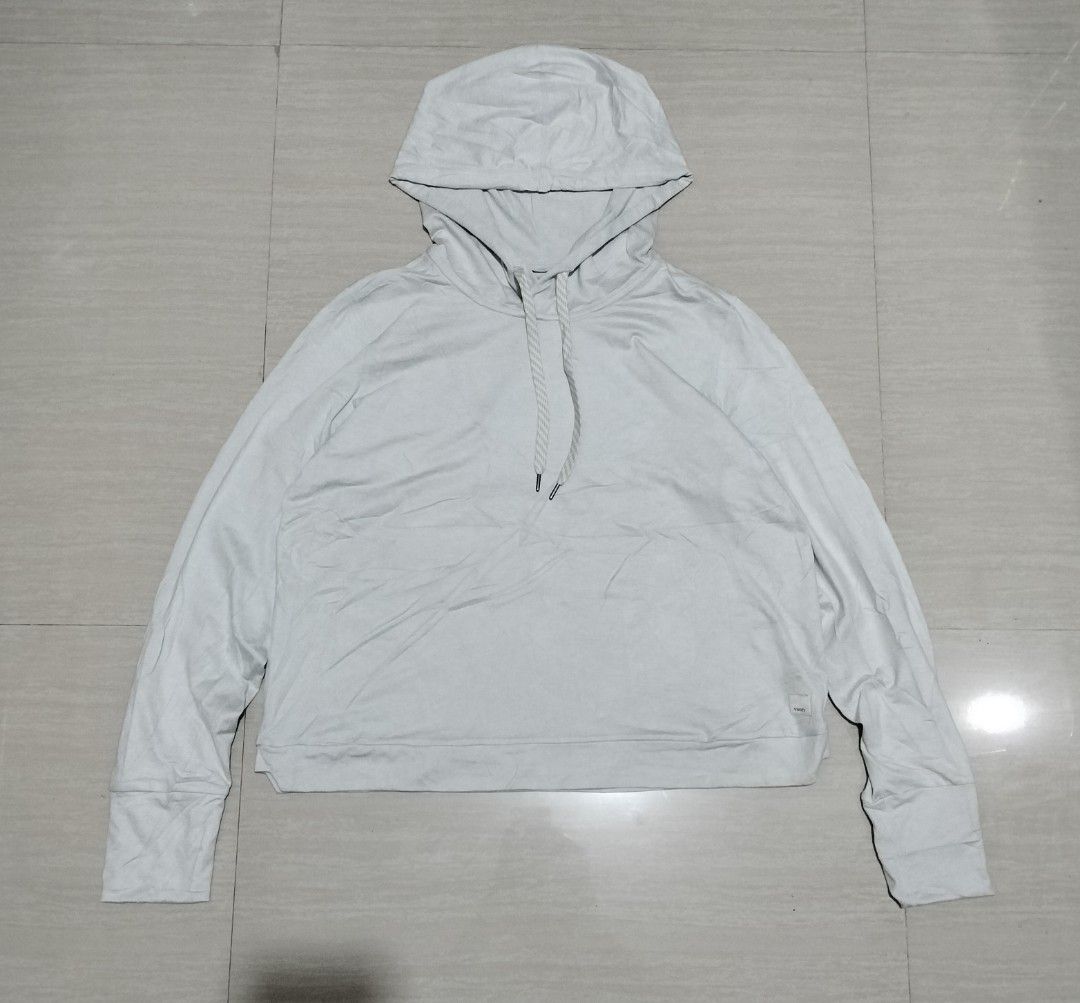 VOURI CROPPED HOODIE (Category: Activewear) located in Sariaya. Submitted by social_animalz (Listing ID 1467522911, Image 1). Description: 20 x 21.5 needs washing sa shoulder shipping fee is not included.