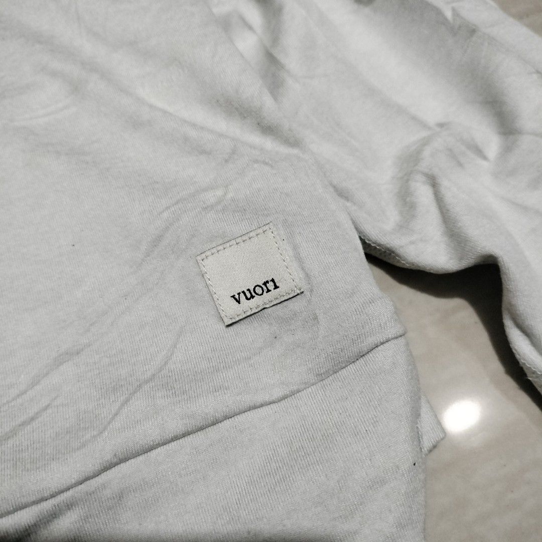 VOURI CROPPED HOODIE (Category: Activewear) located in Sariaya. Submitted by social_animalz (Listing ID 1467522911, Image 2). Description: 20 x 21.5 needs washing sa shoulder shipping fee is not included.
