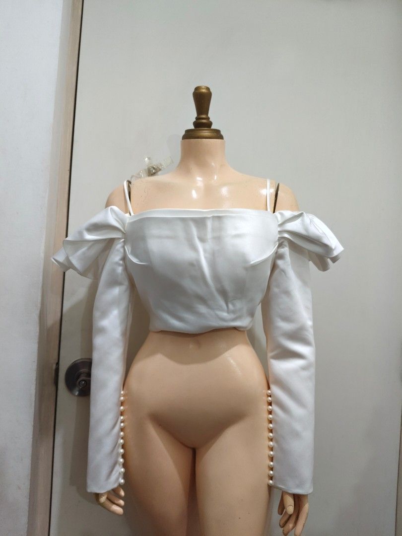 Wedding Satin Longsleeve white Crop top (Category: Longsleeves) located in Manila. Submitted by deleonhann57311 (Listing ID 1467421382, Image 1). Description: With inner lining Padded crop very quality po.. fits medium.
