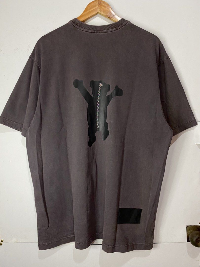 WELLDONE TSHIRT (Category: Tshirts & Polo Shirts ) located in Jaen. Submitted by oshimamark58418 (Listing ID 1467528992, Image 2). Description: - Brand: LEGIT WE11DONE - Color: Charcoal Grey - Size: XS (Oversized fit) - Material: 100% Cotton (Outshell & Contrast) - Design: Black bear graphic print on front and back with holographic/reflective details - Origin: Made in Korea - Condition: Excellent, well-maintained - Features interior QR code and a
