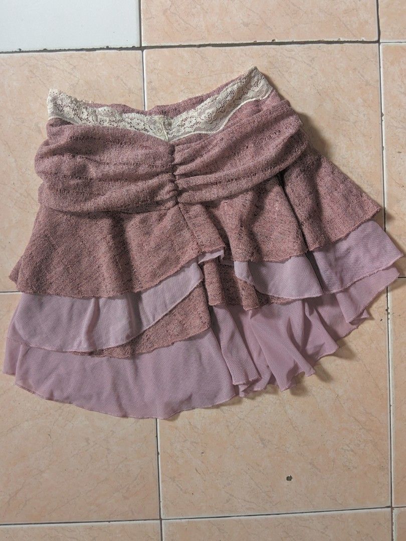 Whimsy pink layered mini skirt (Category: Skirts) located in Manila. Submitted by sandythriftedgoods (Listing ID 1467421137, Image 1). Description: waist: 22-29 length: 15.
