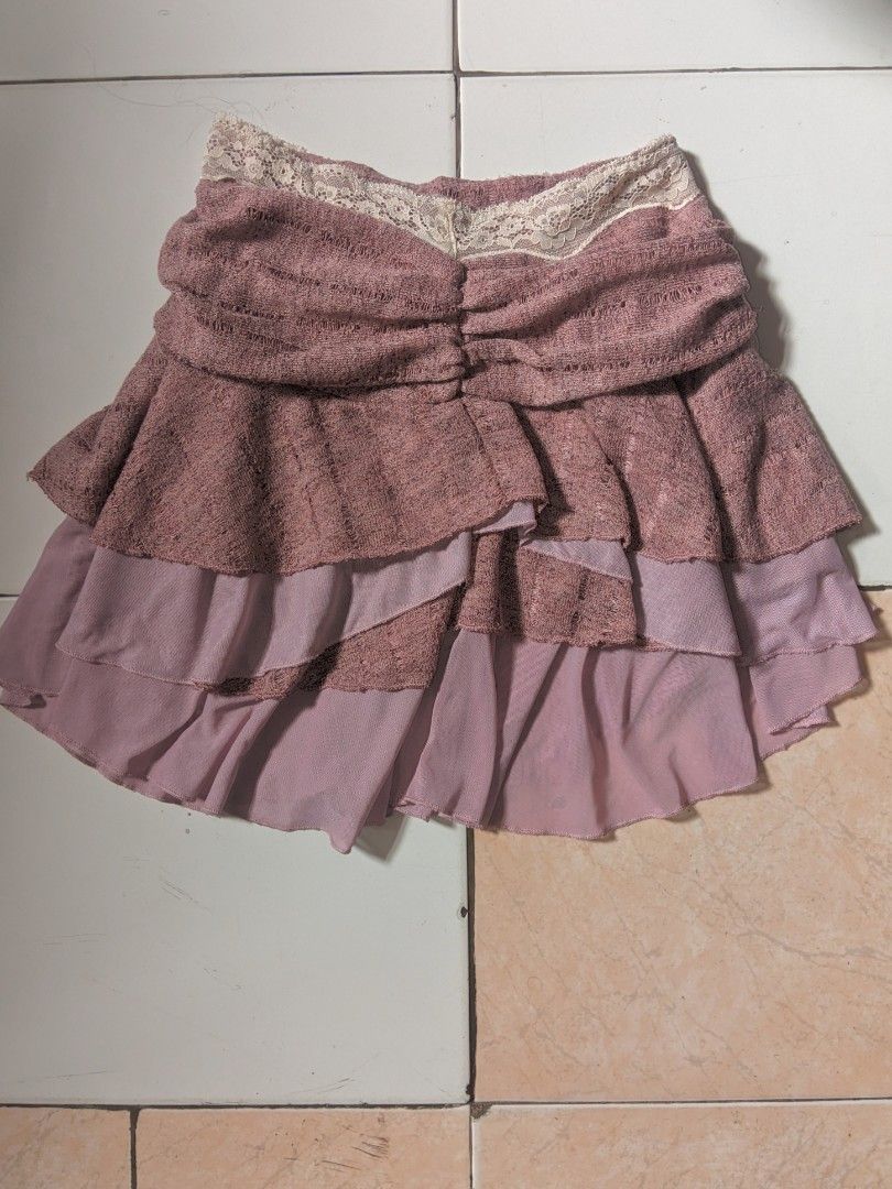 Whimsy pink layered mini skirt (Category: Skirts) located in Manila. Submitted by sandythriftedgoods (Listing ID 1467421137, Image 2). Description: waist: 22-29 length: 15.