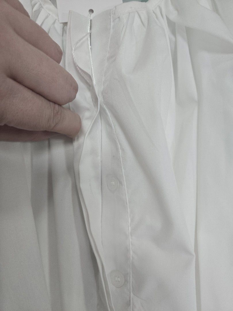 White bubble top (Category: Blouses) located in Quezon City. Submitted by jen_4kids (Listing ID 1467453011, Image 2). Description: White Bubble Top Both free size Measurements posted (length is adjustable) Half button Sf c/o buyer Mop gcash.