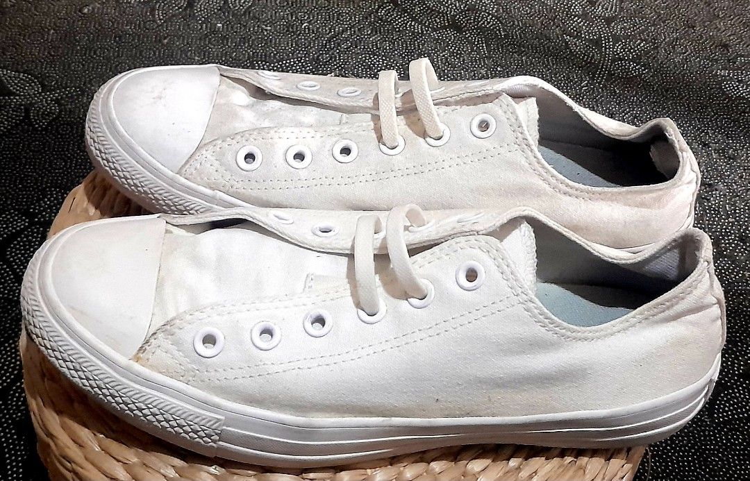 White Converse Sneakers (Category: Sneakers) located in Batangas. Submitted by norskieshoppe (Listing ID 1467440844, Image 2). Description: sz 10 - women Sz 8- Men8 slightly dirty, you can wash it na lang no stain price is negotiating to sure buyer.
