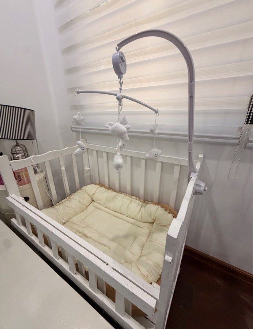 White crib (Category: Cots & Cribs) located in Caloocan City. Submitted by minnieellezirkenna (Listing ID 1467571189, Image 1). Description: Rfs decluttering White crib foldable on 1 side Included: Foam Yellow and white musical accessory.