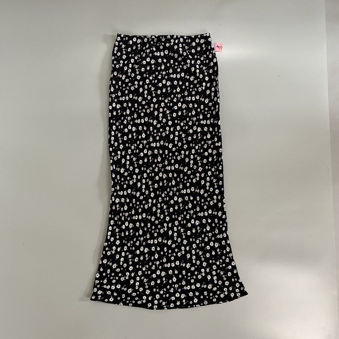 Wild Fable🌸 | Black Floral Pattern Maxi Skirt (Category: Skirts) located in Bulacan. Submitted by orc.ph (Listing ID 1467444588, Image 1). Description: Wild Fable🌸 | Black Floral Pattern Maxi Skirt Material Used: Rayon - Black - Floral Pattern - Garterized - Maxi Skirt - Coquette - Semi Formal - Formal - Casual ‎-Size: M ‎-Waistline: 26" ‎-Length: 36" ‎-Model: ‘’5’0, Waistline 28- Small to Medium Frame ‎ ‎Pristined Condition. No Visible Flaws. 