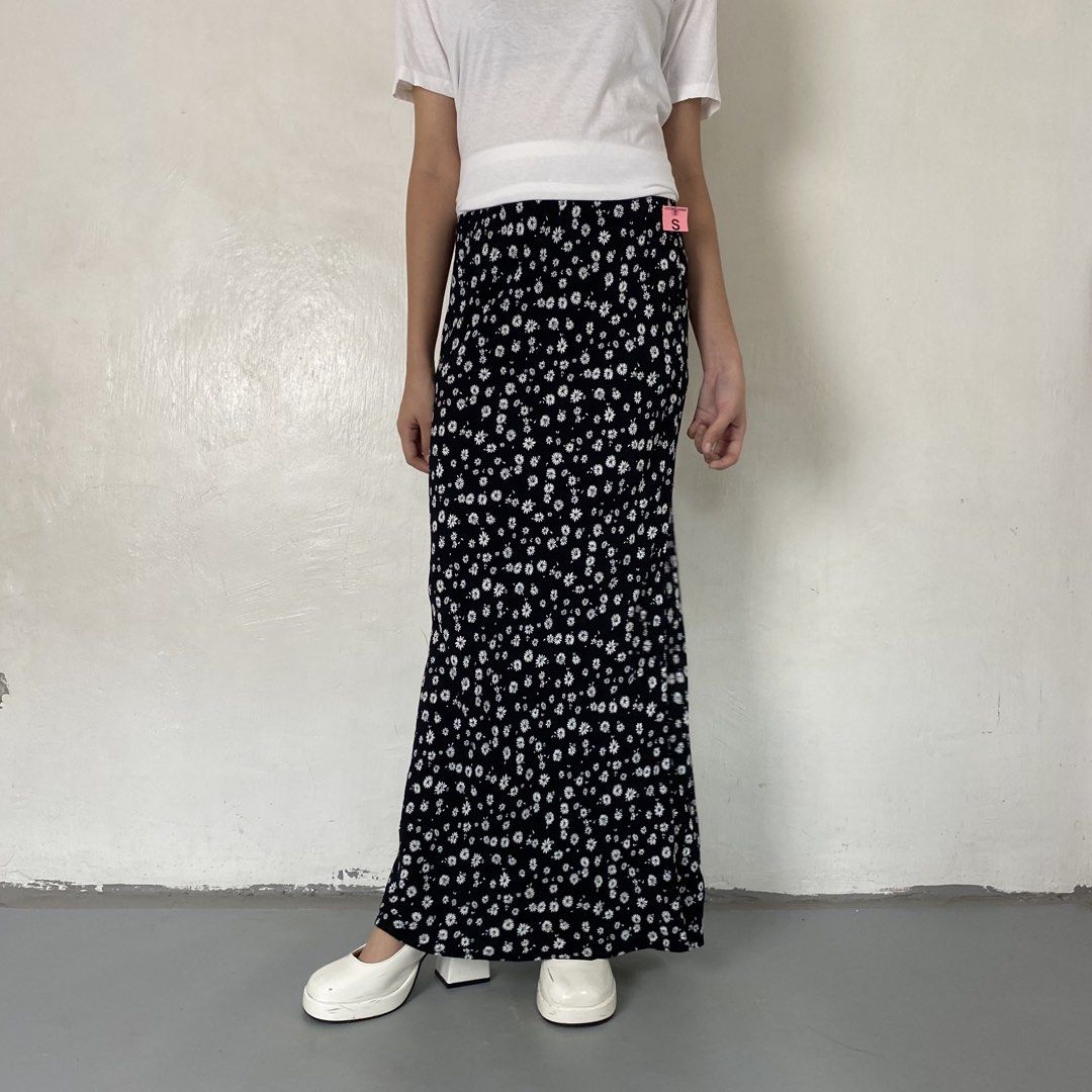 Wild Fable🌸 | Black Floral Pattern Maxi Skirt (Category: Skirts) located in Bulacan. Submitted by orc.ph (Listing ID 1467444588, Image 3). Description: Wild Fable🌸 | Black Floral Pattern Maxi Skirt Material Used: Rayon - Black - Floral Pattern - Garterized - Maxi Skirt - Coquette - Semi Formal - Formal - Casual ‎-Size: M ‎-Waistline: 26" ‎-Length: 36" ‎-Model: ‘’5’0, Waistline 28- Small to Medium Frame ‎ ‎Pristined Condition. No Visible Flaws. 