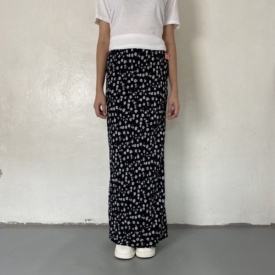 Wild Fable🌸 | Black Floral Pattern Maxi Skirt (Category: Skirts) located in Bulacan. Submitted by orc.ph (Listing ID 1467444588, Image 2). Description: Wild Fable🌸 | Black Floral Pattern Maxi Skirt Material Used: Rayon - Black - Floral Pattern - Garterized - Maxi Skirt - Coquette - Semi Formal - Formal - Casual ‎-Size: M ‎-Waistline: 26" ‎-Length: 36" ‎-Model: ‘’5’0, Waistline 28- Small to Medium Frame ‎ ‎Pristined Condition. No Visible Flaws. 