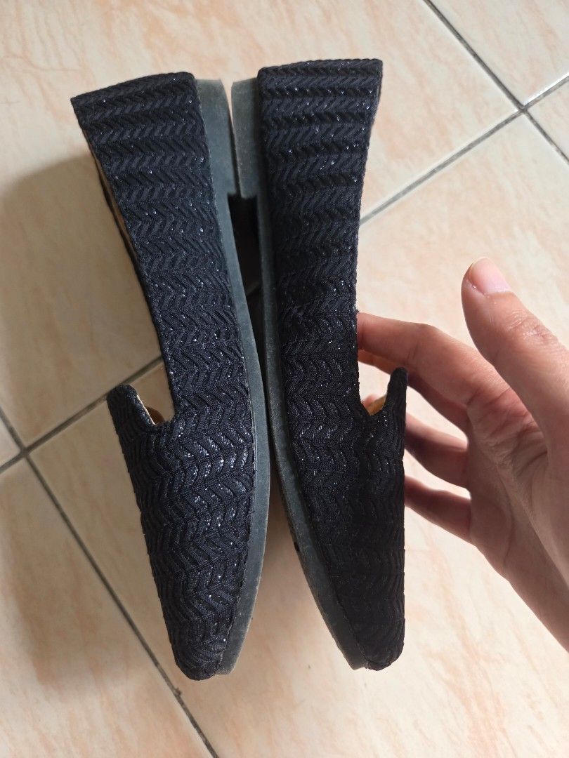 WOOLLY Black Square Toe Flats (Category: Flats & Sandals) located in Manila. Submitted by lorynne10 (Listing ID 1467557822, Image 2). Description: size 7 = 25 cm + really pretty in person, may glitter effect + perfect for school or work + very comfy because of the foam + always worn this with foot socks on rfs: too small on me.