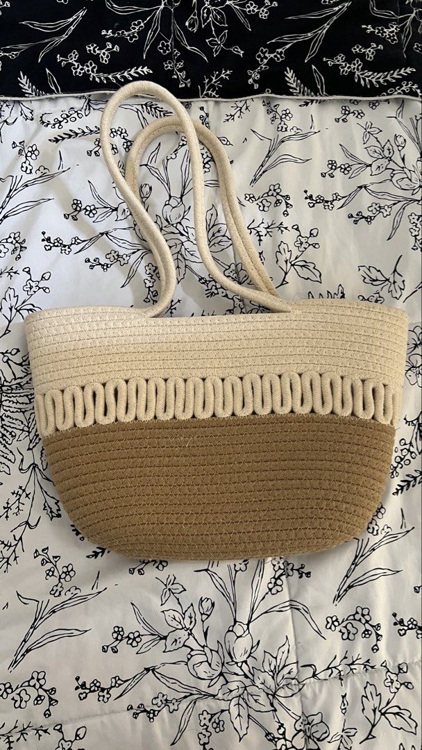 Woven Bag (Category: Tote Bags) located in Quezon City. Submitted by _beanieee (Listing ID 1467519816, Image 1). Description: .