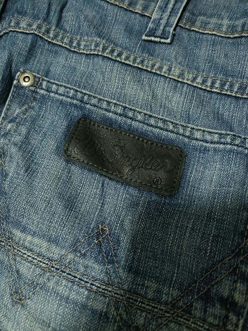 wrangler pants (Category: Jeans) located in Angeles City. Submitted by 2bee_shop (Listing ID 1467385874, Image 3). Description: Wrangler pants 36-38/40/13/9.5 🧷 good condition 🧷 leather patch 🧷 issue minimal patch/scratch, need wash mine 500+sf.