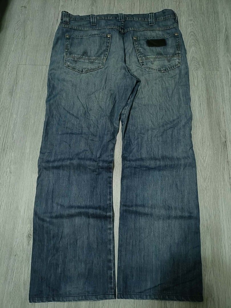 wrangler pants (Category: Jeans) located in Angeles City. Submitted by 2bee_shop (Listing ID 1467385874, Image 2). Description: Wrangler pants 36-38/40/13/9.5 🧷 good condition 🧷 leather patch 🧷 issue minimal patch/scratch, need wash mine 500+sf.