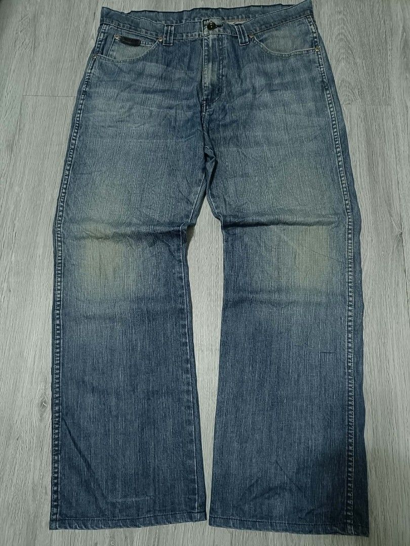 wrangler pants (Category: Jeans) located in Angeles City. Submitted by 2bee_shop (Listing ID 1467385874, Image 1). Description: Wrangler pants 36-38/40/13/9.5 🧷 good condition 🧷 leather patch 🧷 issue minimal patch/scratch, need wash mine 500+sf.