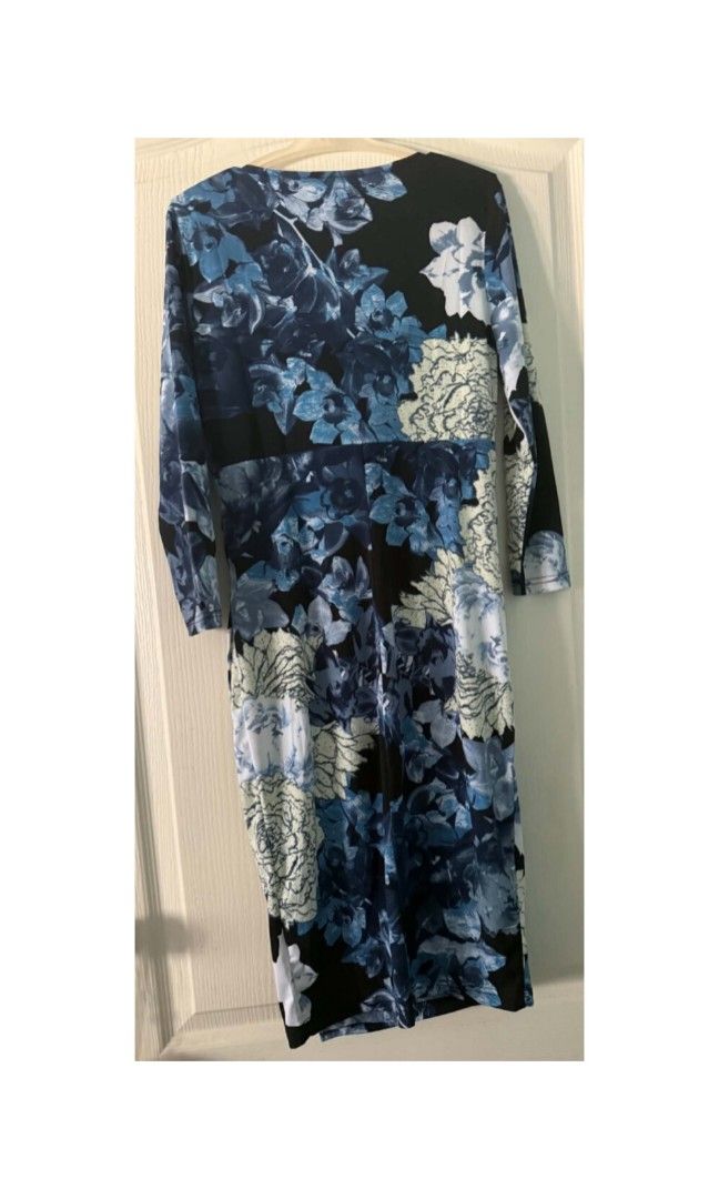 Wrap Around Printed Dress (Category: Dresses) located in Legazpi City. Submitted by alyblueberyl (Listing ID 1467468676, Image 2). Description: Brandew with Tag Size Small Perfect for events, formal occasions and office attire.