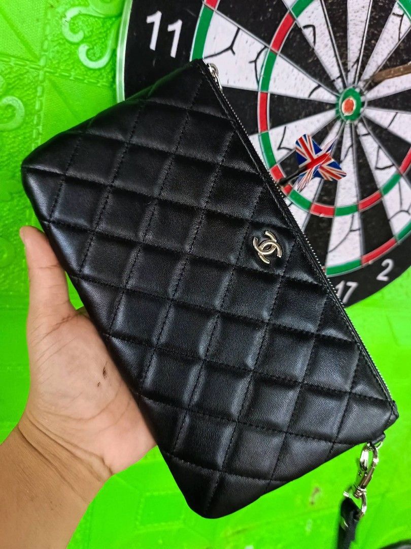 wrislet/pouch wallet (Category: Luxury Bags & Wallets) located in Ozamiz City. Submitted by kapesteba112457 (Listing ID 1467457115, Image 1). Description: wrislet/pouch wallet.. for only 900 . maganda ang leather..flawless selected preloved from japan/korea.