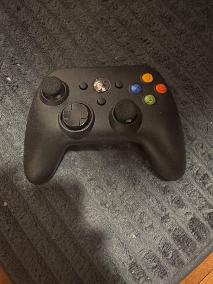 Xbox controller (Category: Other Accessories) located in Singapore. Submitted by epicdragon_3bc6dd (Listing ID 1467476498, Image 1). Description: Very good condition with charging cable.