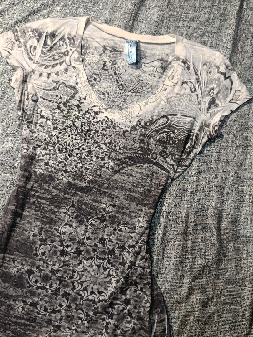 Y2k grunge boho whimsical top (Category: Blouses) located in Binangonan. Submitted by uhwhynot (Listing ID 1467495438, Image 1). Description: .