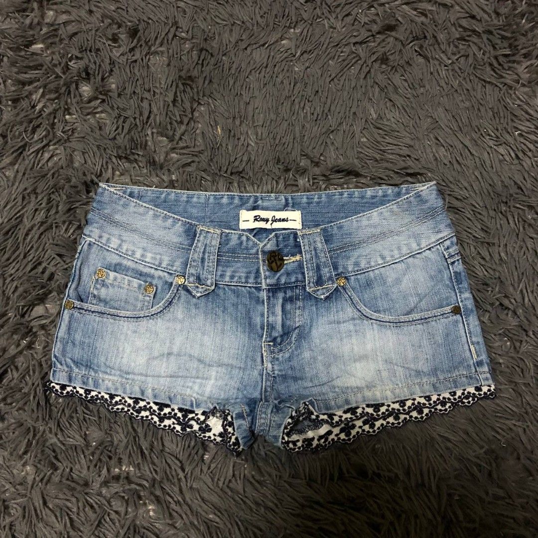 Y2k Roxy Short (Category: Shorts) located in Camiling. Submitted by thriftscape2024 (Listing ID 1467556989, Image 1). Description: Excellent Condition Color rate: 9/10 Issue: ❌❌❌ W: 28 L: 9 Thigh: 10 Leg Opening: 9.