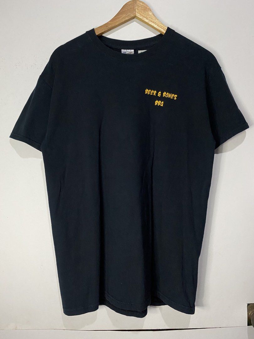 Y2K SHIRT (Category: Tshirts & Polo Shirts ) located in Jaen. Submitted by oshimamark58418 (Listing ID 1467523259, Image 2). Description: - Brand: Gildan - Style: Y2K graphic streetwear T-shirt - Color: Black - Size: Large (L) - Design: 'Beer & Bones BBQ' flaming skull and crossed beer bottles back print with small matching chest logo - Condition: Excellent pre-owned condition.