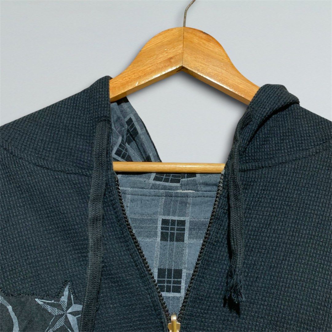 Y2k SKULL REVERSIBLE ZIP UP HOODIE (Category: Activewear) located in Taguig. Submitted by thrift_langsheesh (Listing ID 1467510830, Image 3). Description: Size:Xl Dimes:25x29 Issue:None Condi: Excellent.
