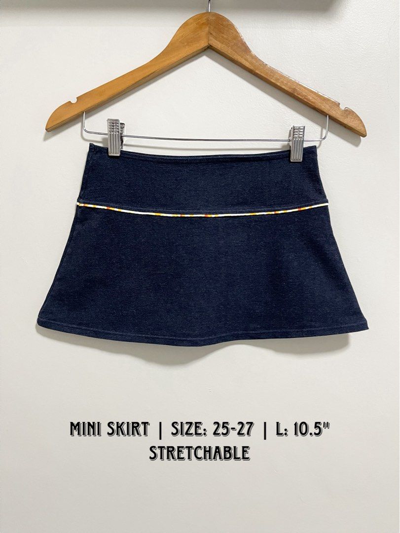 Y2k style mini skirt (Category: Skirts) located in Cabanatuan. Submitted by thriftby_zy (Listing ID 1467413188, Image 1). Description: Size: 25-27 L: 10.5" Stretchable fabric.