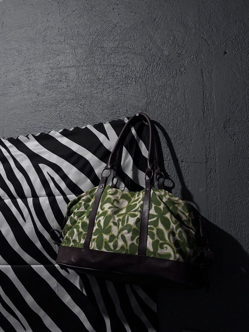 Y2K vintage bag (Category: Shoulder Bags) located in Alaminos. Submitted by thisfits.u (Listing ID 1467559948, Image 3). Description: .