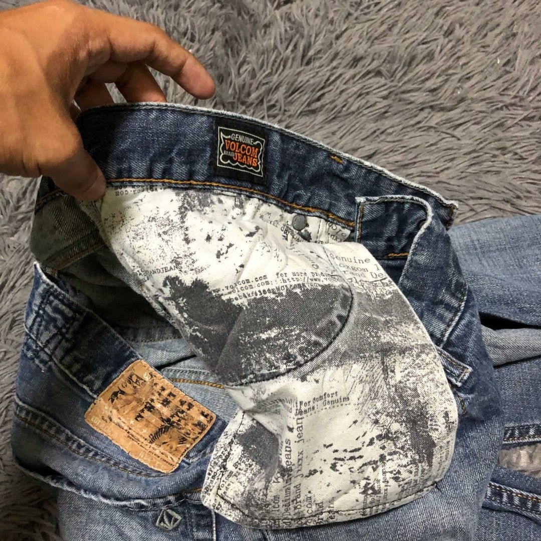 Y2k Volcom Baggy Pants (Category: Jeans) located in Camiling. Submitted by thriftscape2024 (Listing ID 1467554988, Image 2). Description: Excellent Condition Color rate: 9/10 Issue: distressed hem W: 34 L: 44 Thigh: 13 Leg Opening: 9.