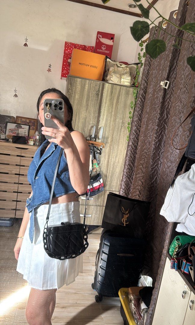 YSL GWP (Gift with Purchase) 💯 authentic! (Category: Luxury Bags & Wallets) located in Manila. Submitted by mariadarna (Listing ID 1467488219, Image 3). Description: YSL GWP 💯 Authentic! Cosmetic Vanity bag but can be worn as sling bag party bag. .