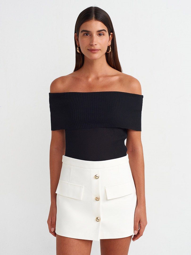 ZARA - Gold Botton Skort White (Category: Shorts) located in Cavite. Submitted by hand.picked (Listing ID 1467486636, Image 1). Description: ZARA - Gold Botton Skort White Size: XSmall 27” Waistline 14.6” Length 12.5” Leg Opening Condition: Excellent.