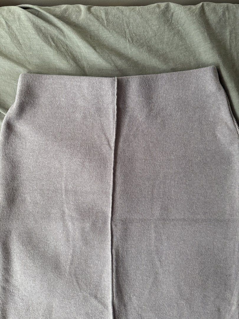 ZARA — ribbed midi skirt (Category: Skirts) located in Manila. Submitted by tricia_lara (Listing ID 1467404452, Image 2). Description: Very stretchy & flattering :) still in good condition even if it’s ribbed material. For reference: waistline is 27-28 hips 37-8. I wear this high waisted :) Shipping via grab/lalamove only 📍Taft Manila.