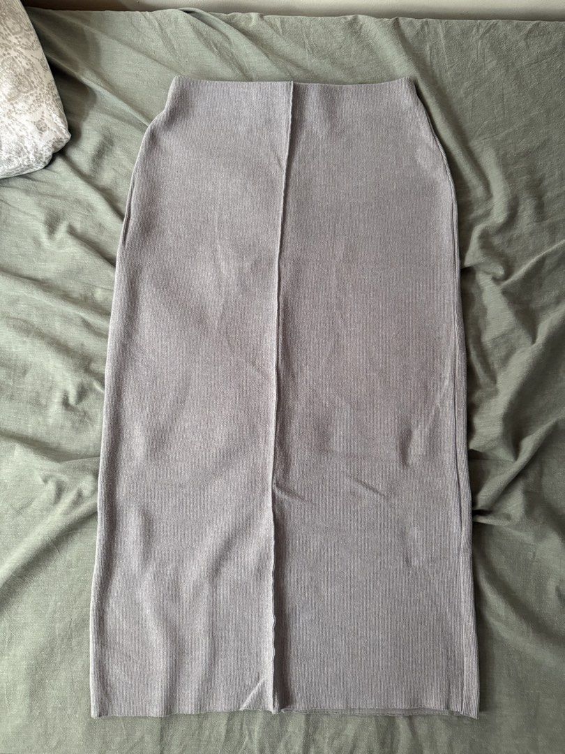 ZARA — ribbed midi skirt (Category: Skirts) located in Manila. Submitted by tricia_lara (Listing ID 1467404452, Image 1). Description: Very stretchy & flattering :) still in good condition even if it’s ribbed material. For reference: waistline is 27-28 hips 37-8. I wear this high waisted :) Shipping via grab/lalamove only 📍Taft Manila.